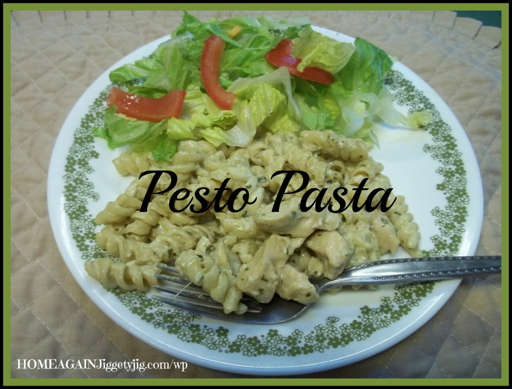 This one pot chicken alfredo pesto pasta is served on an original Corelle dinner plate. Retro plates in this pattern are now available again.